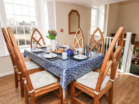 Thorne Chapel Отели рядом с достопримечательностью «Стакпол Уоллед Гарденс»