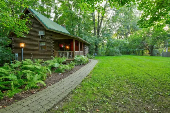 Cricket Hill Lodge & Cabins