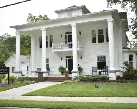 Sparrow Grove Manor Hotels in Monroe