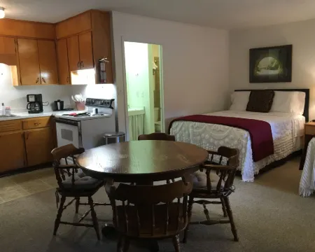 Cardinal Inn Hotels in Maggie Valley