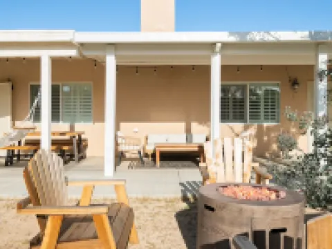 Hillside Desert House - Hot Tub, Fire Pit and BBQ! 3 Bedroom Home by RedAwning 絲蘭谷酒店