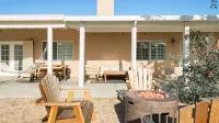 Hillside Desert House - Hot Tub, Fire Pit and BBQ! 3 Bedroom Home by Redawning Hotel di Yucca Valley