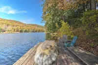 Lakefront Berkshires Retreat w/ Deck, Dock & Boat! - Parkplatz