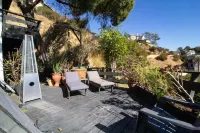 Hollywood Hills Zen Modern Villa w/ Hot Tub & Jetliner Views Các khách sạn gần LAVC Student Services Center