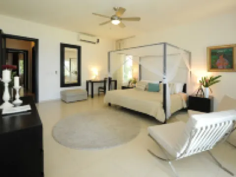 Infiniti Blu Luxury Ocean Front Condos ソスアのホテル