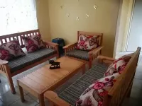 5 Minutes into the City. Family Sized Unit with Newly Fitted Kitchen. No Wifi