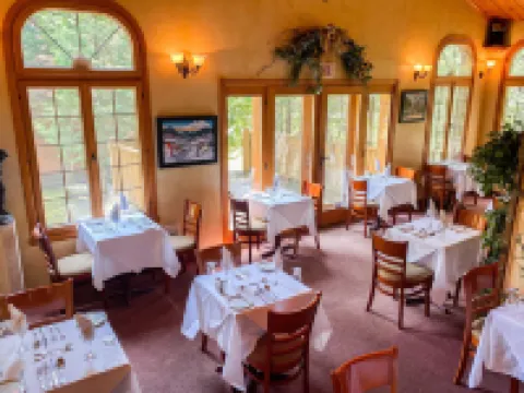 Auberge Alpine Inn Hotels in Sainte-Adele