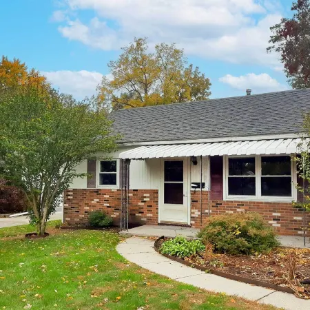8 Mi to Lake Eerie & Dtwn Toledo! Peaceful Cottage