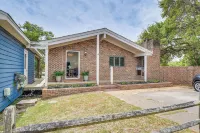 Pet-Friendly Buxton Home w/ Balcony, 2 Mi to Beach - parking