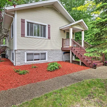 Hot Tub, Deck & Backyard: Cozy Union Pier House!
