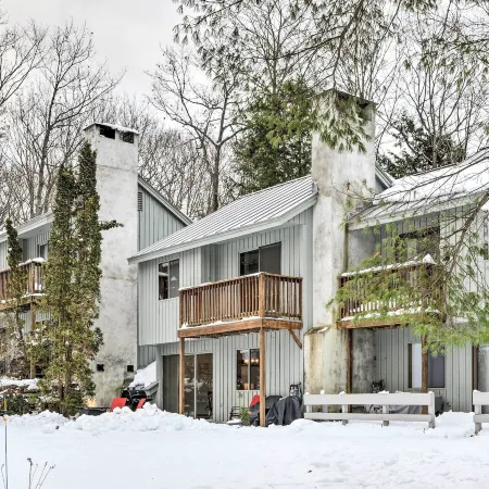 Hartford Escape w/ Fire Pit ~ 3 Mi to Ski & Golf! Hotels in Quechee