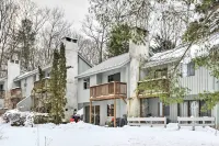Hartford Escape w/ Fire Pit ~ 3 Mi to Ski & Golf! - Wifi