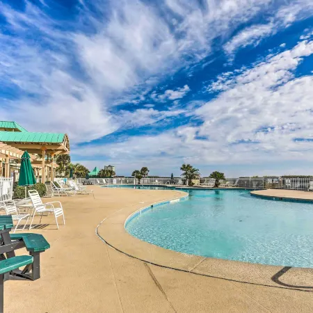 Beach Access, Walk to Golf! Gulf Shores Condo