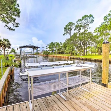 Waterfront Home Spectacular on-Site Fishing!