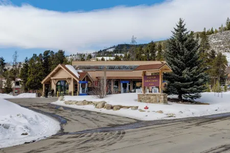 Tennis Townhome #1337 by Summit County Mountain Retreats