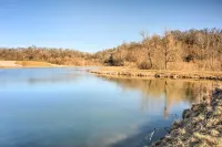 The Burgundy Cabin Iowa Retreat Pond and Fire Pit -  Appartamenti vacanze