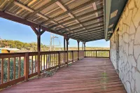 Sunny Lakefront Escape w/ Private Beach & Deck - Lemmikkieläimet sallittu
