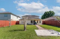Stylish 4Br 2.5ba Haven in Houston 4 Bedroom Home by RedAwning Hotels near Cinco Ranch II Pavillion and Park at Spring Lake
