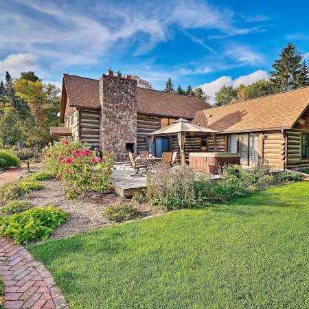 Soak, Relax & Explore! Log Cabin on the Wolf River