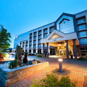 Embassy Suites by Hilton Seattle Bellevue Hotels near Crossroads Bellevue