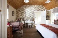 Lisnacurran Hotels near Hillsborough Courthouse Co-operative Market