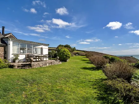 Lesceave Cottage Отели в г. Хельстон