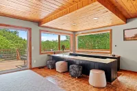 Mountain View Family Retreat w Game Room Scenic Decks Hotels in Pomona