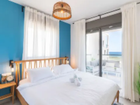 Stylish Seaside Escape with Balcony Hoteles en Sub-distrito de Acre