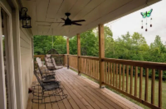Charming 3-bedroom cabin with a view, AC/wifi located near Mountain View