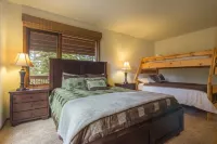 Cozy Cabin 5.5 Bedrooms, Forest/Mountain View 3 Decks 2 Masters Hot Tub 4200Sqft