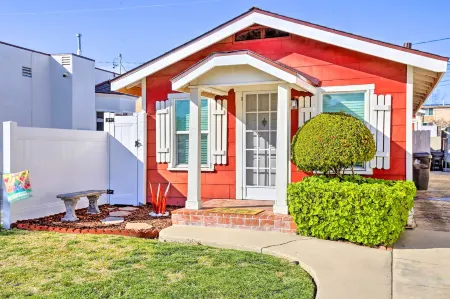 8 Mi to Aquarium: Long Beach Bungalow w/ Patio!