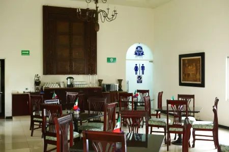 Hotel Las Palomas Tepic Express Отели в г. Тепик