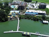 Charming 3-bedroom condo with stunning lake views in fabulous Arnolds Park, IA 아놀드 파크 호텔