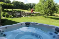 Lavender Hill Estate, Private 37 acres,1.5 hour from NYC, Heated Pool, Jacuzzi, Hotels in Shawangunk