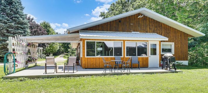 La Crescent Cottage on Minnesota Bluffs w/ View! Hotels in Winona County