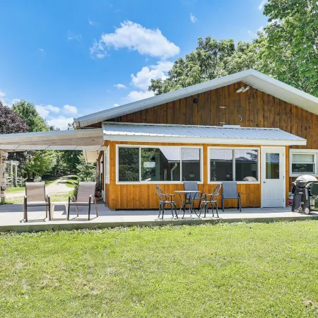 La Crescent Cottage on Minnesota Bluffs w/ View!