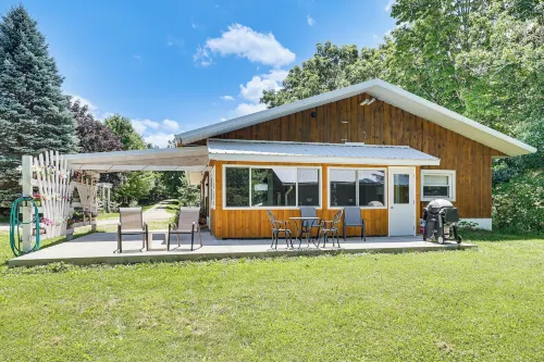 La Crescent Cottage on Minnesota Bluffs w/ View! - Pet friendly