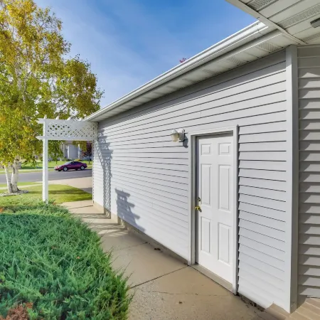 5 Mi to Dtwn Pet-Friendly Wheatland Twin Home!