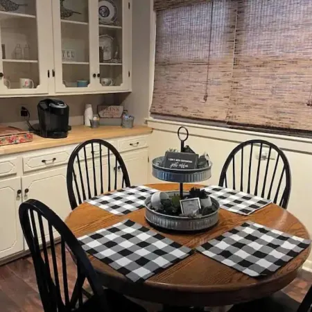 Charming 1930's Euclid Ave Bungalow Отели в г. Лорел