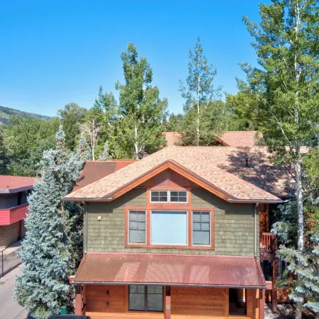 Aspen Hideaway by Avantstay Walk to Aspen, Near Slopes + Pool & Hot Tub Access