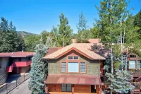 Aspen Hideaway by Avantstay Walk to Aspen, Near Slopes + Pool & Hot Tub Access