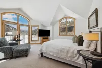 Spectacular Ski-in/Out House on Golf Course! Private Hot Tub w/ Mountain Views!