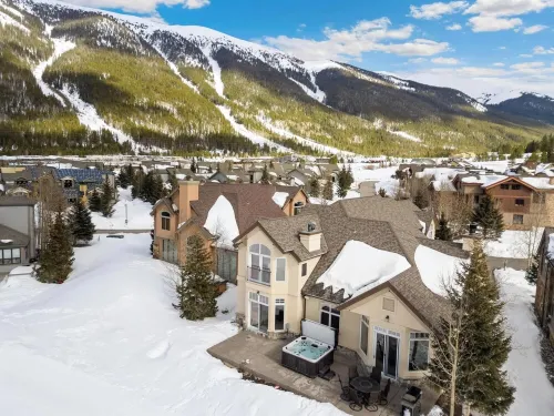 Spectacular Ski-in/Out House on Golf Course! Private Hot Tub w/ Mountain Views!