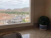 Fantastic view! 2 bed 2 bath! Pools, KING bed! 10% weekly discount!