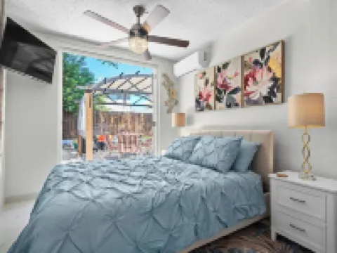 Levittown Onyx: A Jazzy 2-Bedroom Apartment in Toa Baja with WiFi, AC Hotels in Levittown