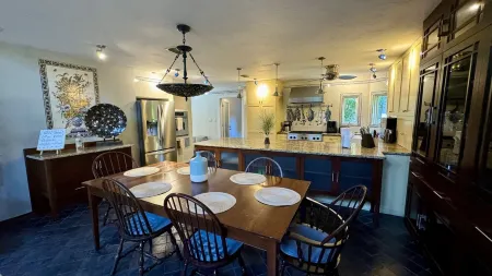 La Casona: Spacious 6-bedroom house, outdoor pool, and new pickleball court!