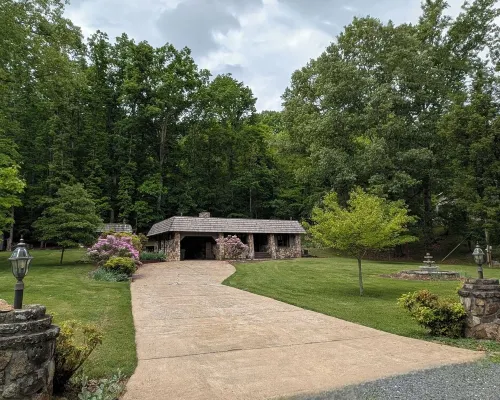 Charming 3-Bedroom Cottage with Lake Access Nearby, Dock, WiFi at Boone Lake Hotels in Oak Grove