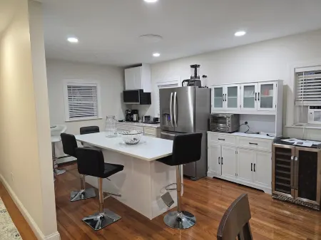 Luxurious 8-bedrooms APT., two suites in Malden MA close to Cambridge, Boston MA