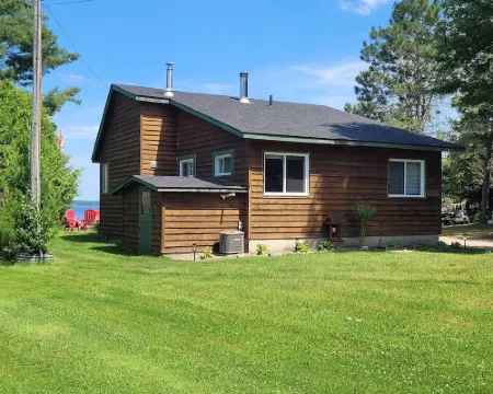 Laurentian Cabin at Pine Ridge Park Hotel di Petawawa