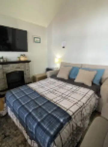 Sunrise Lake House, Comfort-Hot Tub-Beach!